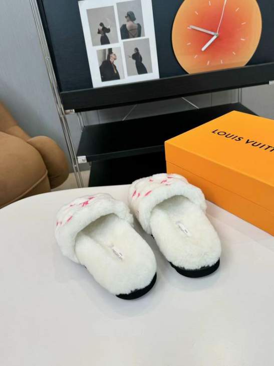 Picture of Louis Vuitton Slippers _SKULVsz35-46mnf10011108